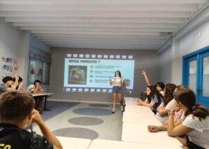 Sesión de pensamiento crítico y estereotipos de género Sesión psicosocial con Blanca Fernández mostrando en la pantalla los criterios del héroe perfecto